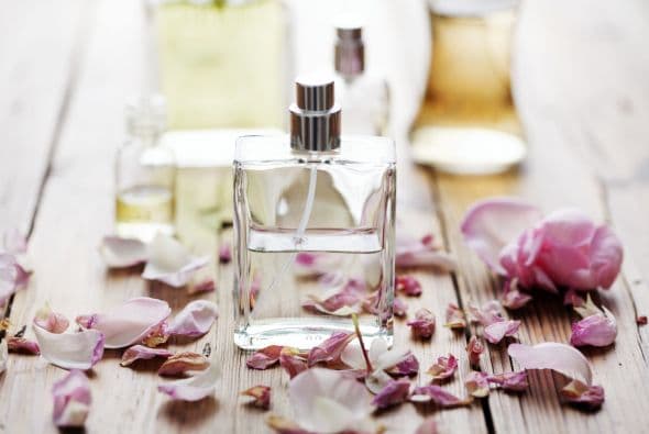 <b>9. Perfumes y colonias. </b>Debido a la humedad, estos productos pueden acelerar su oxidación, lo que afecta su integridad molecular, incluso llegando a cambiar el aroma que poseen. Además, el calor puede hacer que se evaporen mucho más rápido.