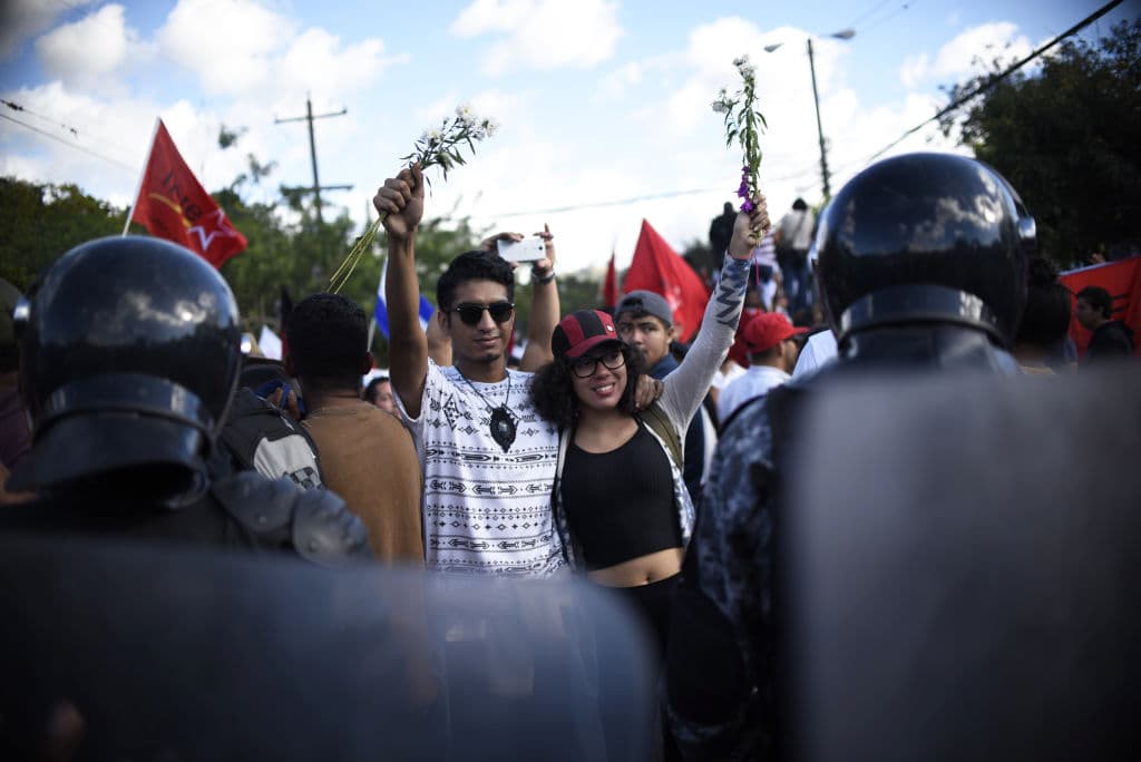 Manifestantes de la oposición insistieron este domingo en denunciar un presunto fraude electoral.