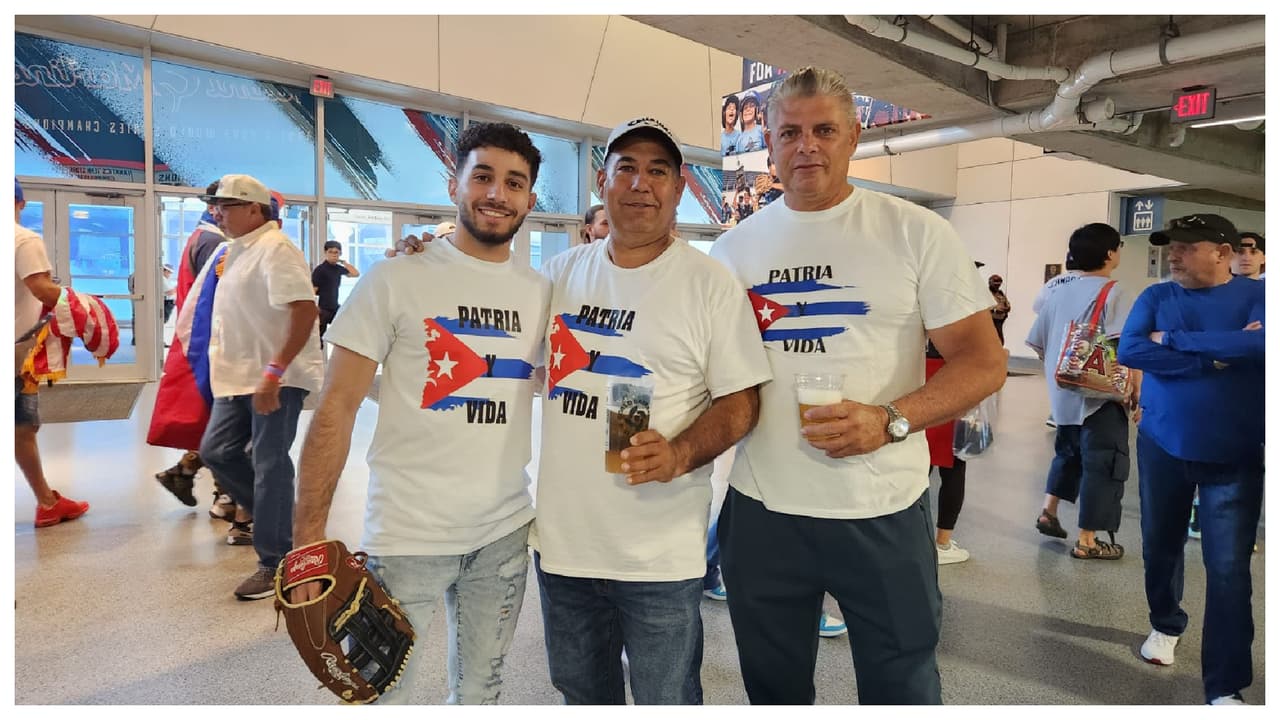 Una de las controversias se presentó cuando a la entrada del estadio no estaban dejando entrar a aficionados con camisetas de Patria y Vida (símbolo de quienes piden la libertad en la isla), pero después se les permitió entrar a las personas.