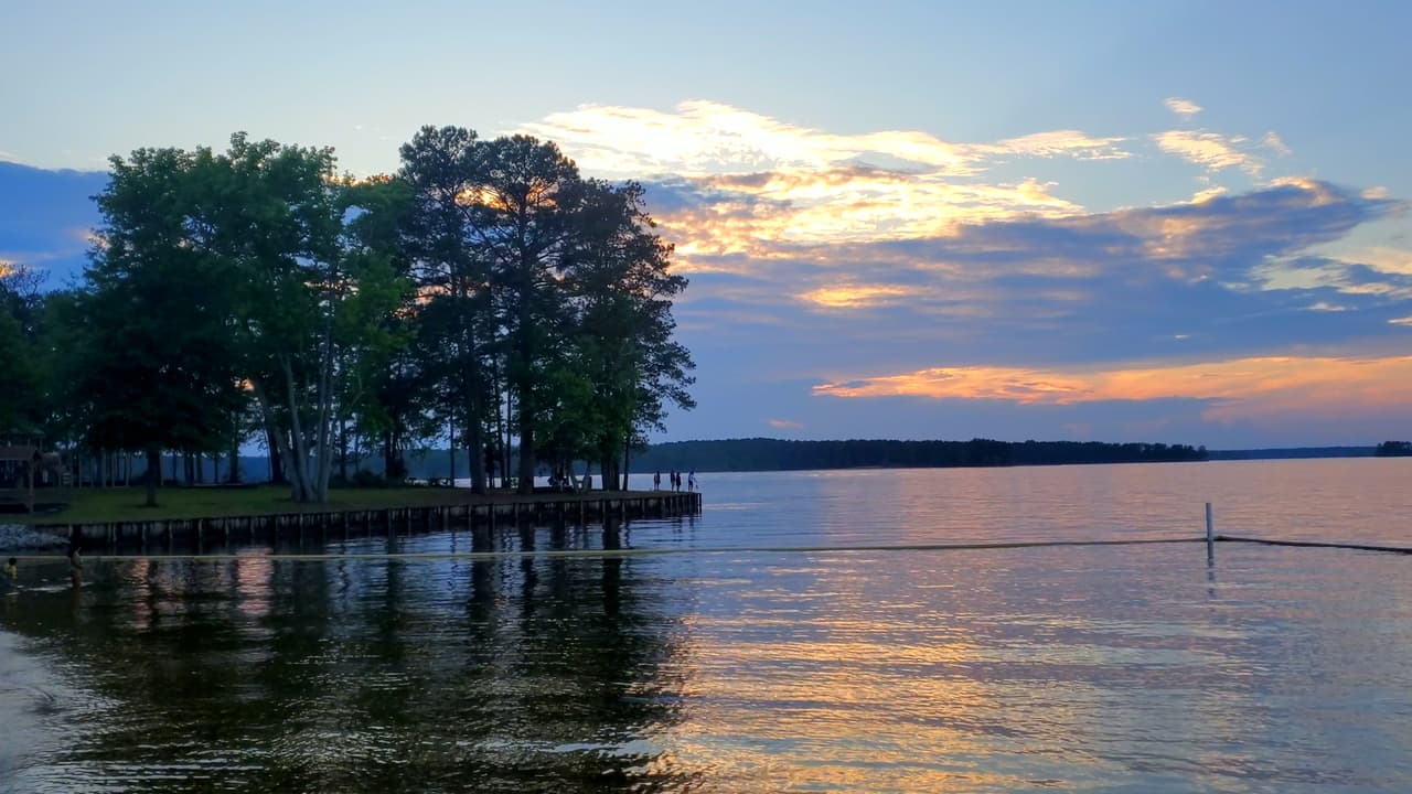 Conoce más sobre Clarks Hill Lake y su West Dam Recreation Area, 
<b><a href="https://www.sas.usace.army.mil/About/Divisions-and-Offices/Operations-Division/J-Strom-Thurmond-Dam-and-Lake/">aquí.</a></b>