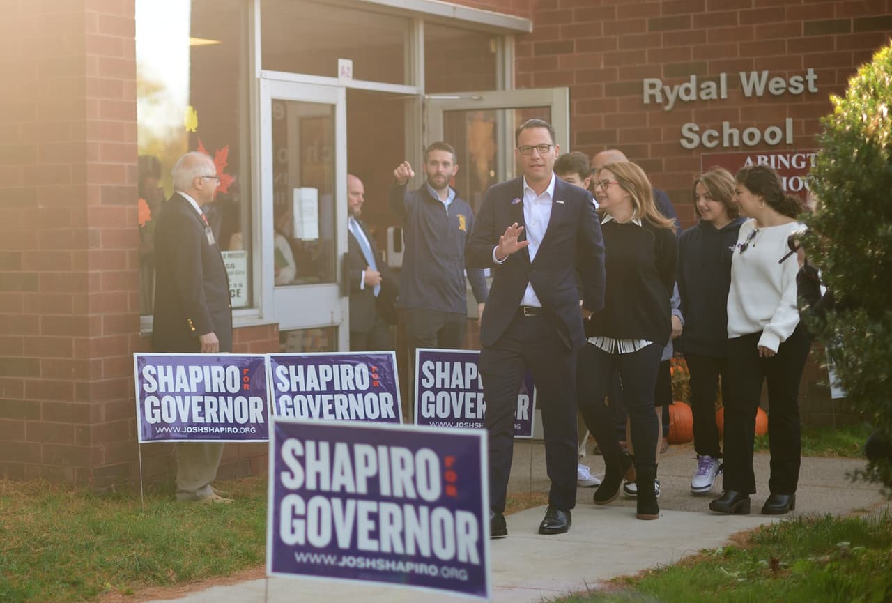 Shapiro se enfrenta al candidato republicano a gobernador Doug Mastriano en las elecciones generales de mitad de mandato de hoy.