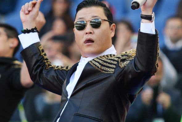 El cantante se presentó previo a la final de la Copa Italia, y tan pronto salió al escenario, las rechiflas y los desprecios hacia su presencia sonaron cada vez más fuerte.