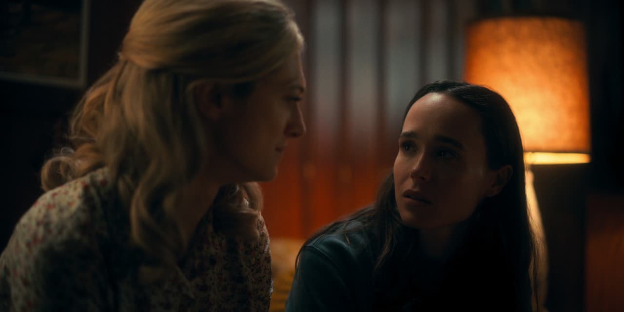 <b>Vanya y Sissy de ‘The Umbrella Academy’</b>
<br>En ‘The Umbrella Academy’ podemos ver cómo Vanya, interpretada por Elliot Page, mantiene una relación lésbica con una mujer mayor que ella, la cual se llama Sissy Cooper.