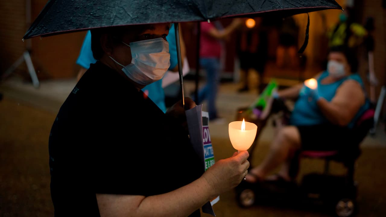 Residentes se reunieron en la iglesia Resurrection Metropolitan Community de Houston para recordar la muerte de 
<a href="https://www.univision.com/local/houston-kxln/realizan-emotiva-vigilia-en-pearland-en-homenaje-a-george-floyd-video">George Floyd. </a>