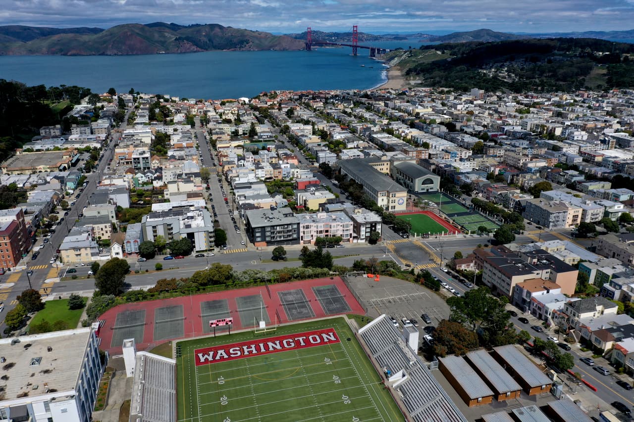 <b>Escuelas vacías. </b>Las normas de distanciamiento social impactan de forma directa la educación de decenas de miles de estudiantes en la Bahía de San Francisco. La preparatoria George Washington es uno de los cientos de centros educativos que problablemente permanecerán cerradas por el resto del ciclo escolar debido a la pandemia de coronavirus.