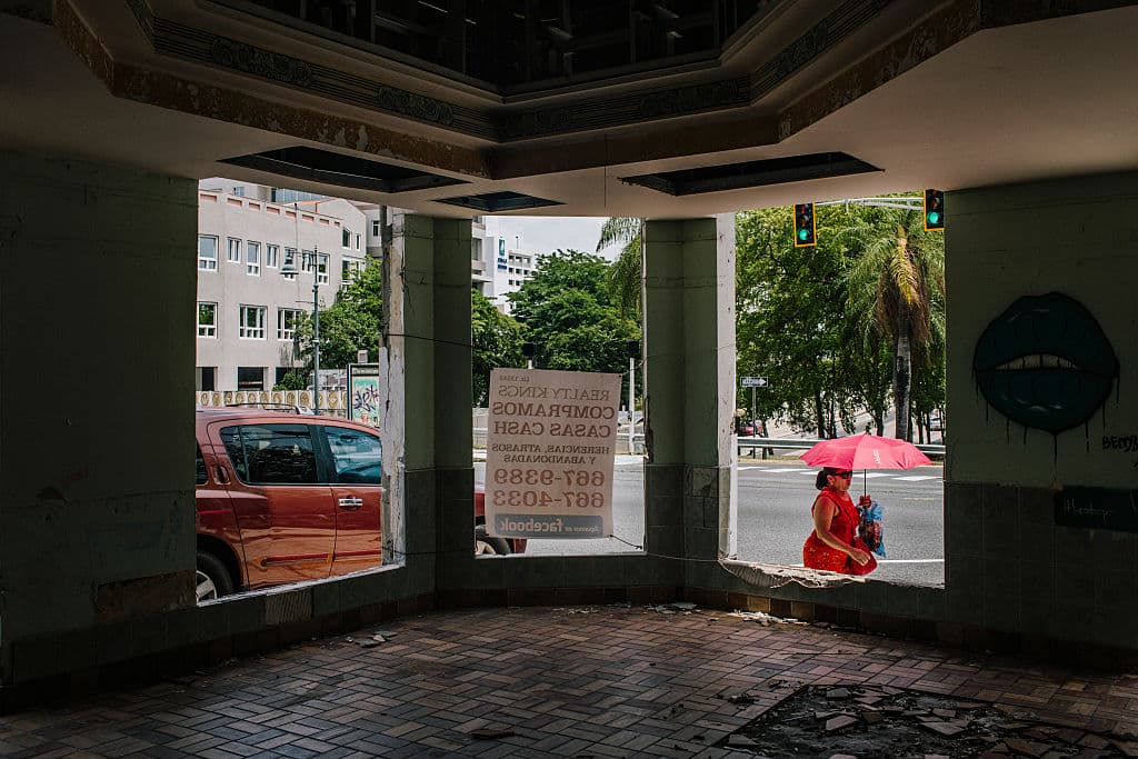 Un negocio vacío en el sector de Santurce, en San Juan. La isla está sumida en una recesión económica desde el 2006.