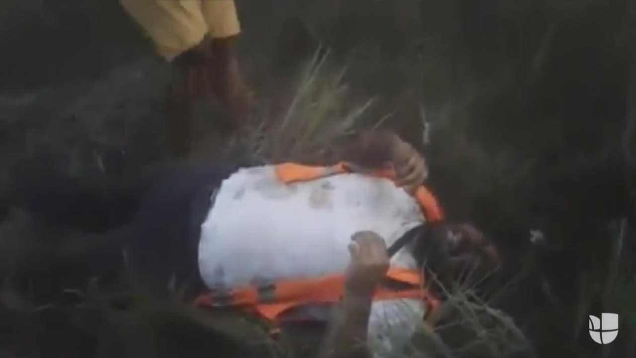 "Aquí hay uno vivo": el momento en el que encuentran al único sobreviviente del accidente de un avión de carga en Colombia