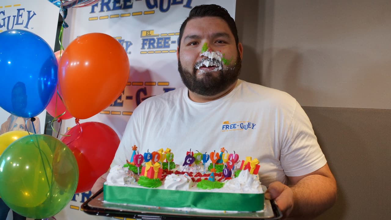 La mirada del locutor dice, 'No toquen mi pastel'.