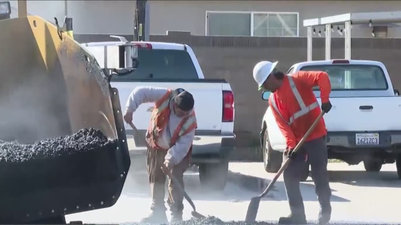 Más de 55,000 empleados inician histórica huelga en Los Ángeles, ¿qué exigen y cómo te va a afectar?