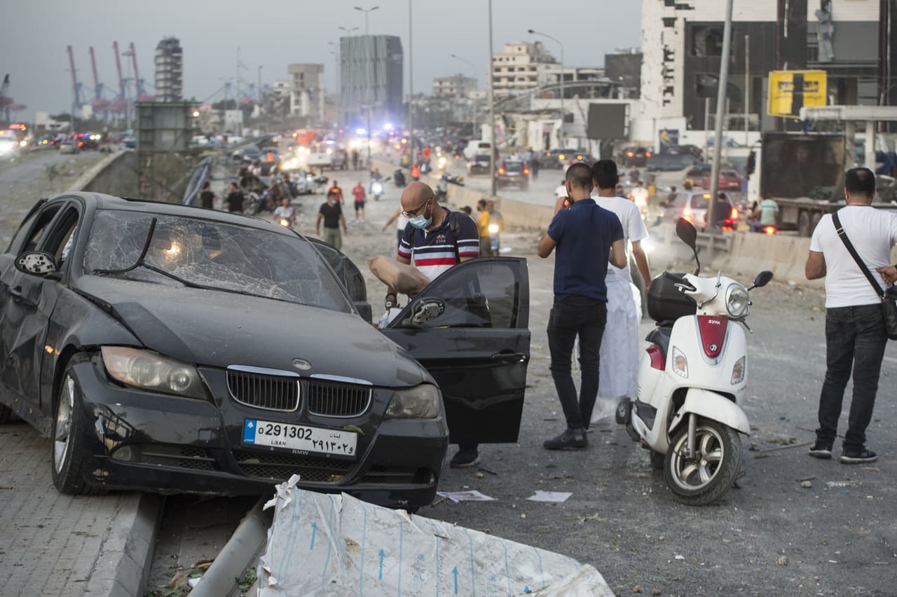 Autos dañados y escombros en Beirut. Esto sucede también mientras el país sufre una severa crisis económica y crecen las tensiones entre el grupo armado libanés Hezbolá e Israel en la frontera sur de Líbano.