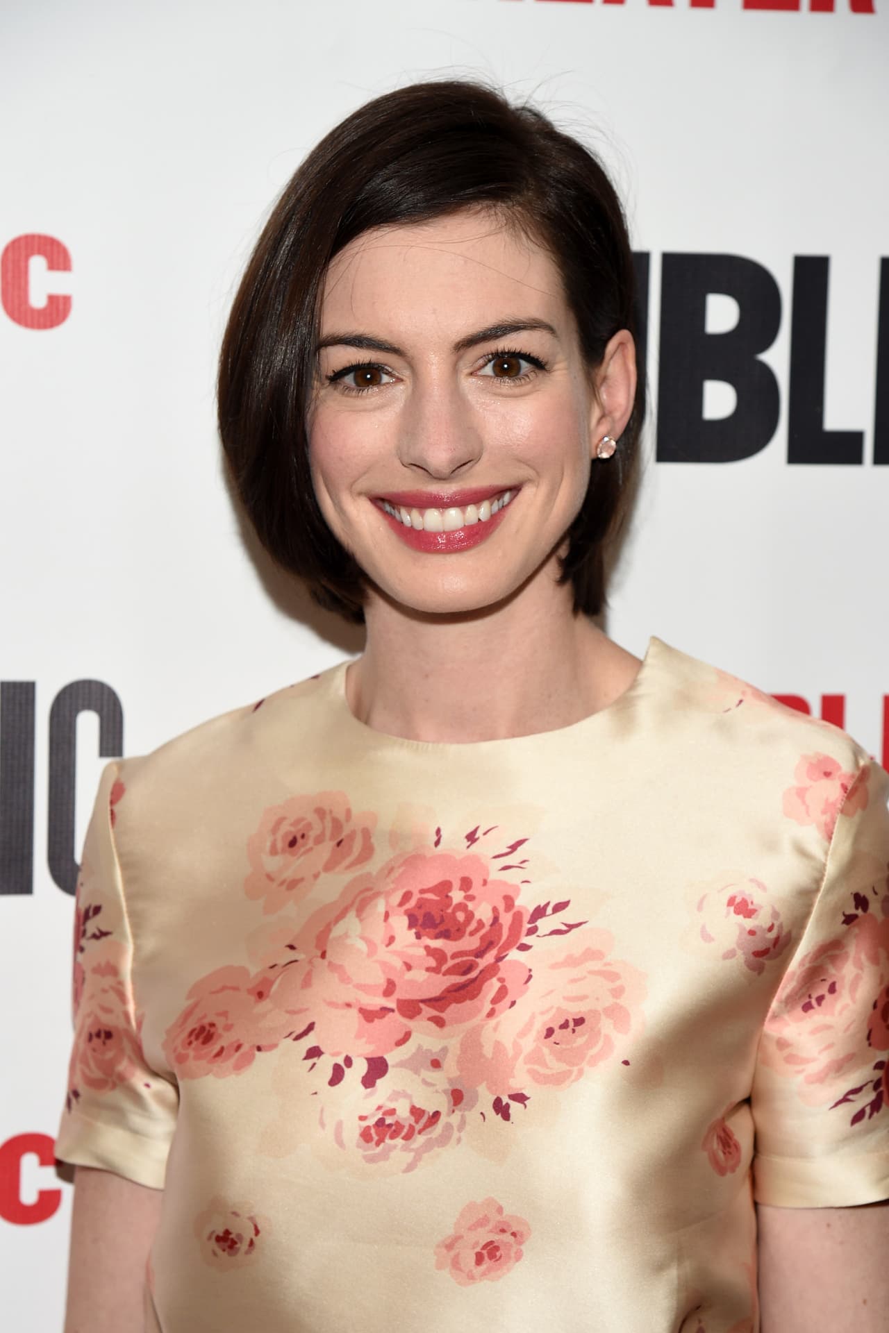Anne Hathaway ha experimentado con cualquier tipo de peinado y sigue luciendo muy guapa.