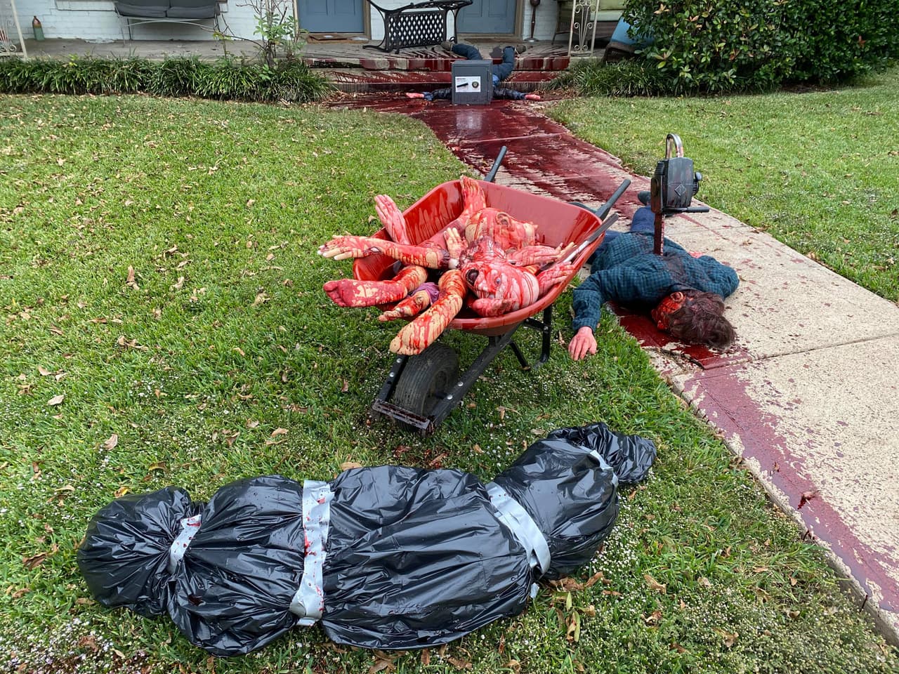 El artista local, Steven Novak, decoró su casa con imitaciones de cuerpos apuñalados y ensangrentados simulando una escena de guerra y de terror.
<br>