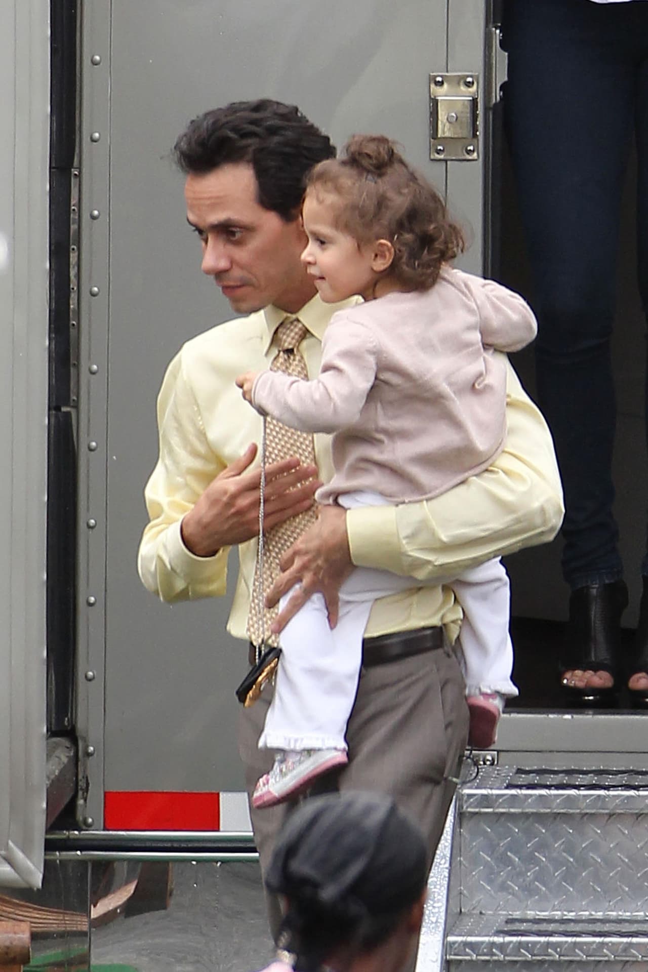 Aunque el boricua no se queda atrás porque Emme también ha preferido ser cargada por él.