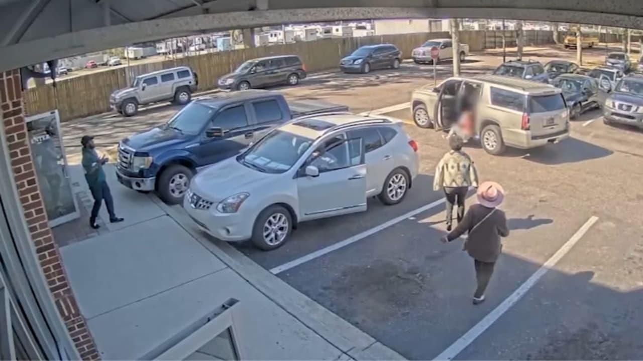 Testigos salvan a madre e hijos de secuestro en pleno día: el dramático video captado en Jacksonville