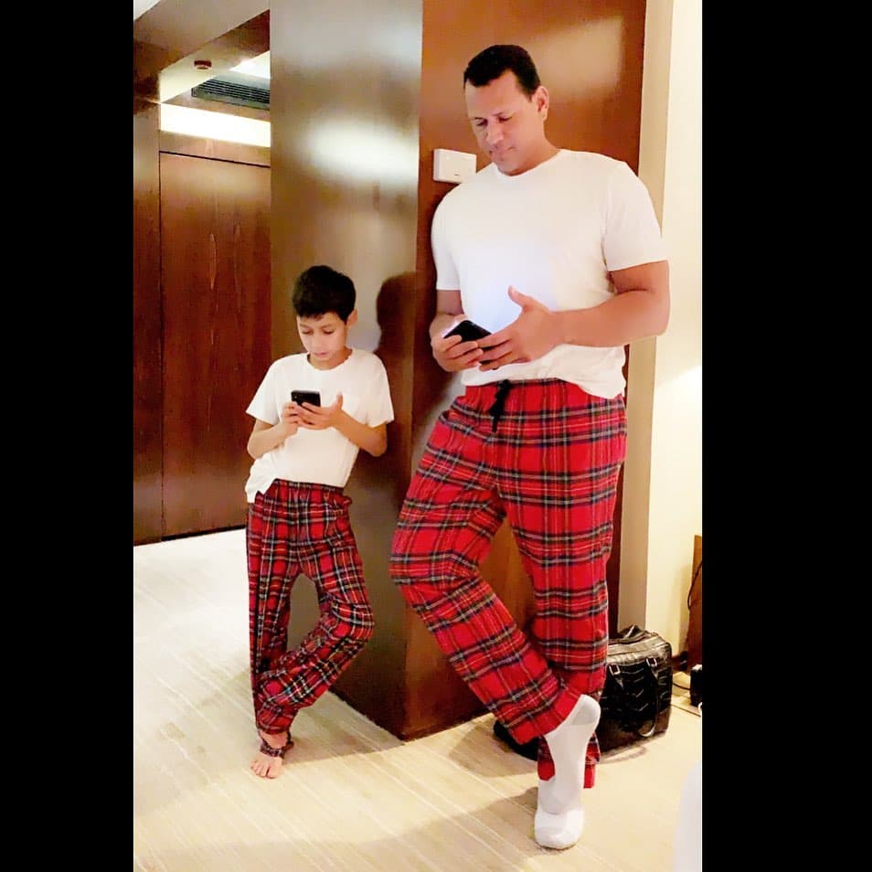 Alex Rodríguez agregó que los niños se habían convertido en los mejores amigos, lo cual los mantenía "conectados y agradecidos". "No podríamos haber pedido nada mejor que los cuatro se llevaran bien".