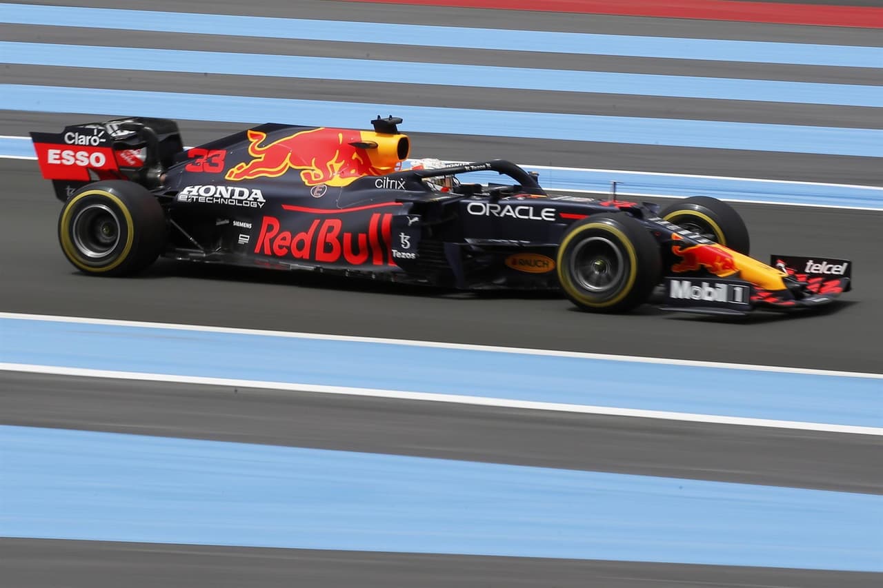 Sergio 'Checo' Pérez logra subir al podio en la Formula 1 junto a su compañero de Red Bull, Max Verstappen, y Lewis Hamilton. El mexicano llegó en tercera posición, mientas que el piloto británico se adjudicó la segunda plaza. El neerlandés fue campeón del Gran Premio de Francia y fue nombrado piloto del día.