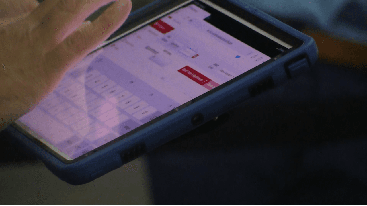 Estando en fila, un voluntario o trabajador verificará su cita e información. Se le harán una serie de preguntas previo a ser vacunado. 
<br>