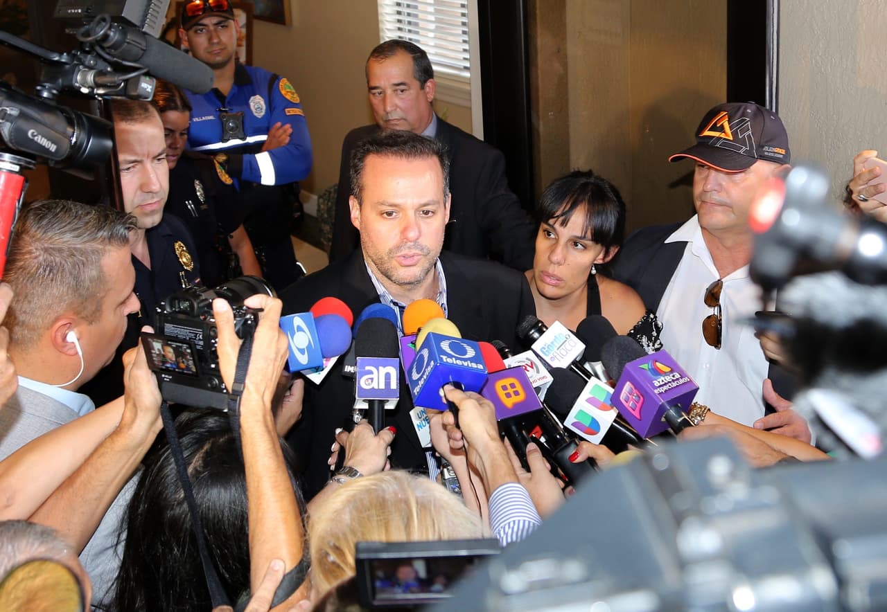 "Él salía y daba sus declaraciones y traía a la prensa de un lado para otro y fuimos muy respetuosos, yo
<b> <a href="https://www.univision.com/shows/el-gordo-y-la-flaca/sergio-mayer-confirma-que-la-hija-menor-de-jose-jose-no-viajara-a-mexico-para-los-homenajes-a-su-padre-video" target="_blank">no tenía que ir a verlo a él</a></b> ni darle más apoyo, ya tenía todo el apoyo de la cancillería y del consulado", aclaró el legislador.
<br>