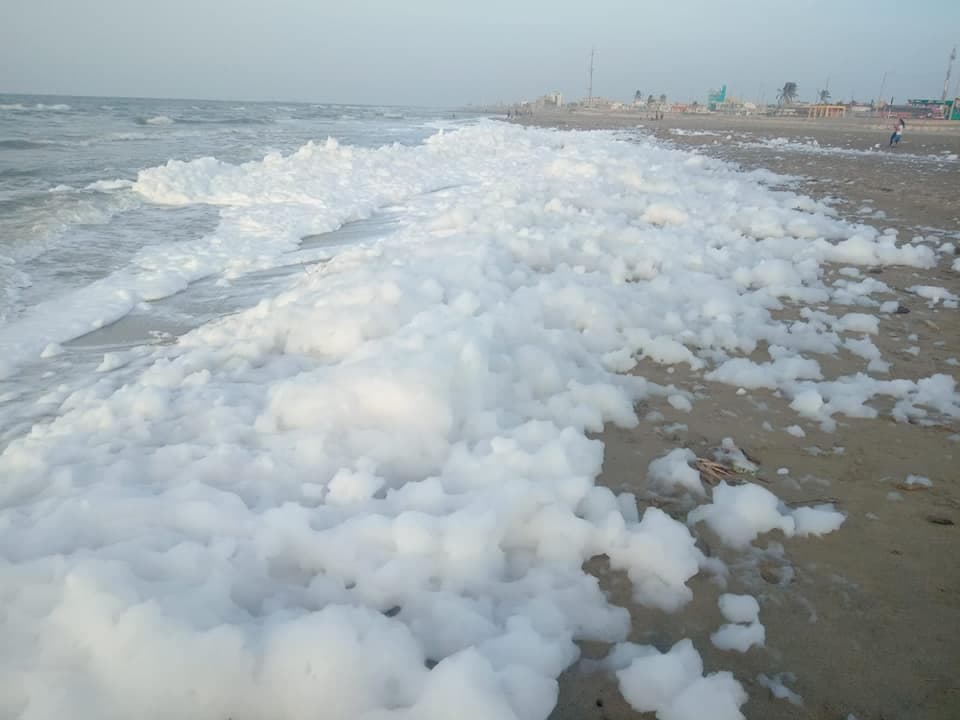 La espuma se extendió por la playa a lo largo de un kilómetro.