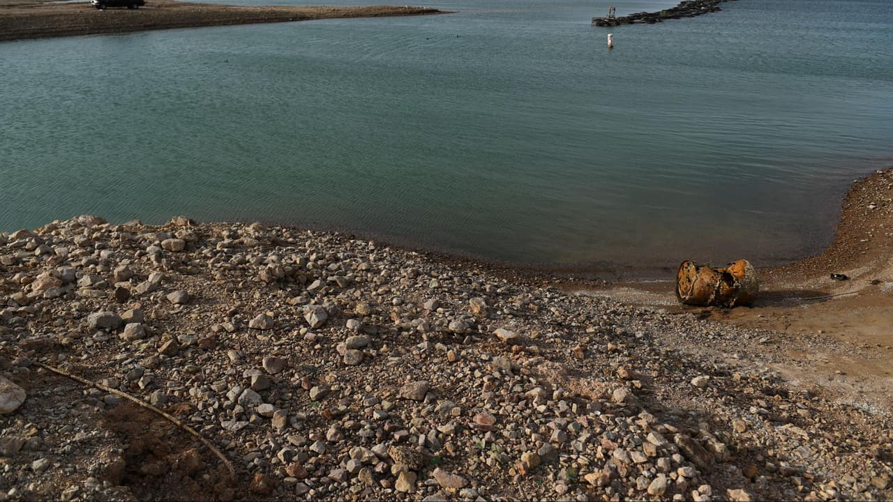 <b>Mira también:</b> Unos 40 millones de residentes del oeste de Estados Unidos, incluyendo los estados de Arizona y Nevada, deberán comenzar a racionar el agua para evitar los efectos más fuertes de la sequía. Entre los más afectados se encuentran los agricultores, que necesitan el agua para garantizar sus producciones. Expertos advierten que la situación podría seguir empeorando en los próximos años, haciendo necesarias más restricciones. 
<b><a href="https://vix.com/es-es/canales/channel-callsign-frequancy-news-24-7?utm_medium=internal_referral&utm_source=univision&utm_campaign=evergreen&utm_content=ed_news&utm_term=video">Puedes ver en ViX más noticias gratis</a></b>.