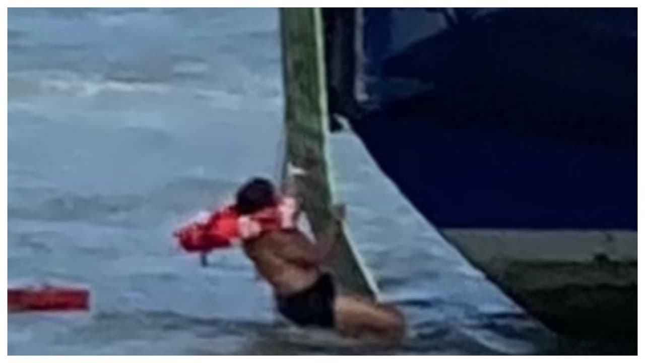 Por razones que están siendo investigadas, el bote con 12 pasajeros se dio vuelta. Haciendo que dos transbordadores de NY Waterway, acudieran al rescate de los accidentados.