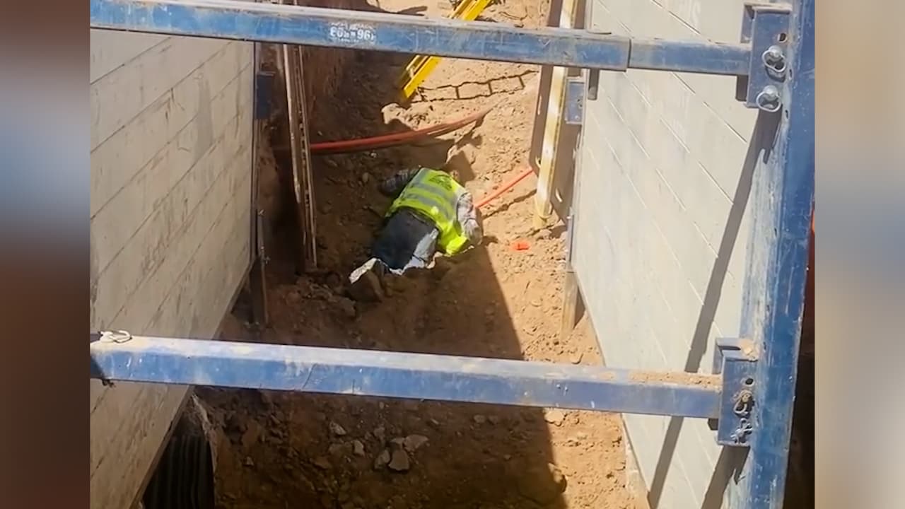 Video muestra el rescate con grúa de un hombre lesionado que cayó a una zanja profunda en Phoenix