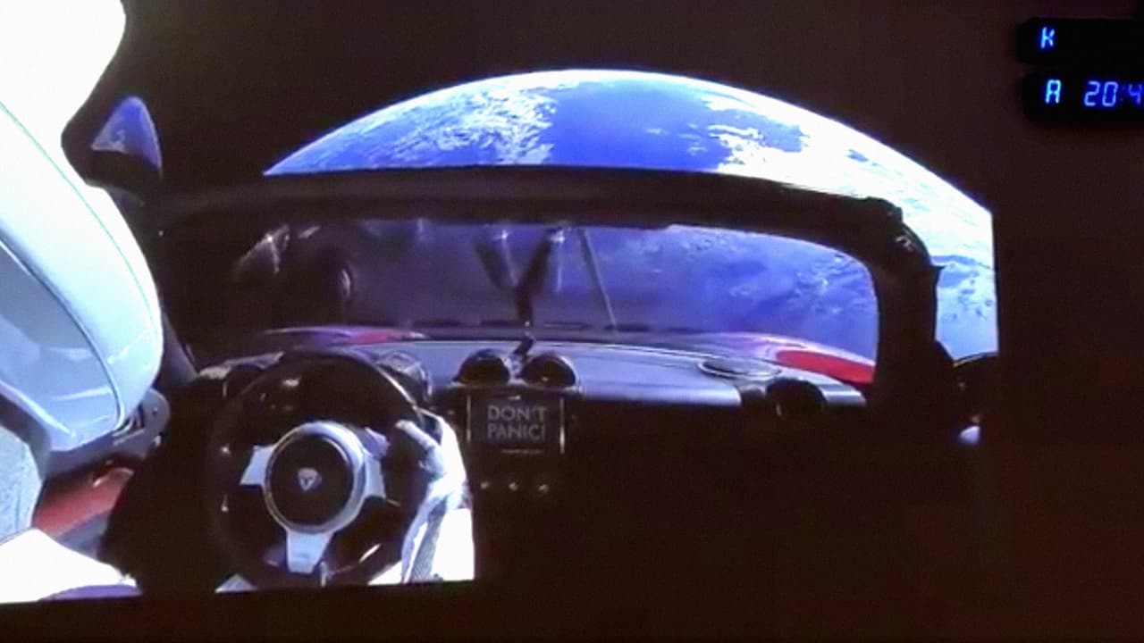 <b>Invitar a 3,620 amigos a pasear por el espacio.</b> La empresa SpaceX anunció que el multimillonario japonés Yusaku Maezawa será su primer cliente para un vuelo privado alrededor de La Luna, aunque todavía no revelaron el costo. 
<a href="https://www.forbes.com/sites/alexknapp/2016/04/04/jeff-bezos-blue-origin-has-now-launched-and-landed-the-same-rocket-three-times/#761962667ed6">Blue Origin, una empresa espacial propiedad de Jeff Bezos</a>, planea comenzar a vender boletos a un costo de entre 200,000 y 300,000 dólares en 2019 para enviar turistas en vuelos espaciales de 11 minutos. Si calculamos el costo de estos paquetes turísticos en 250,000 dólares, el ganador del mega millions podría comprar casi 4,000 viajes.