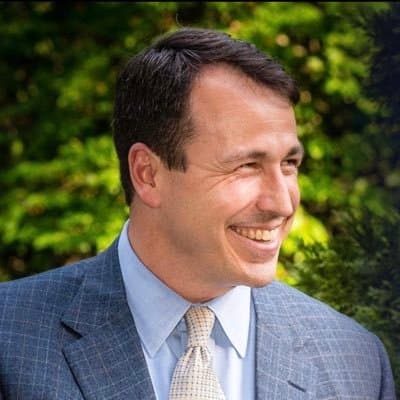 Cal Cunningham será su contrincante por el Partido Demócrata, luego de ganar las primarias de su partido con un 57% de los votos.