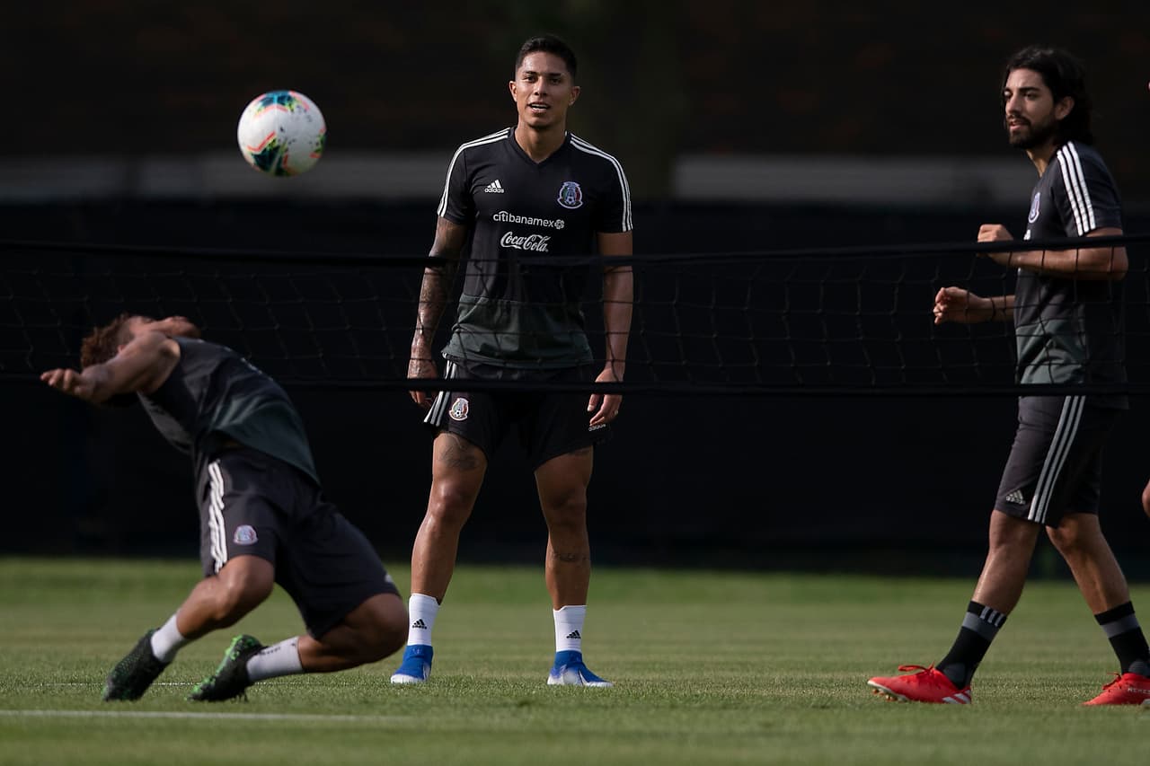 Integrantes y cuerpo técnico de la Selección Mexicana de fútbol no perdieron el tiempo y luego de su llegada a la ciudad de Chicago, se pusieron a entrenar en las instalaciones de la Universidad de Illinois. El entrenador Gerardo 'Tata' Martino dirigió la práctica para iniciar con la preparación en ruta al importante duelo por la Final de la Copa Oro ante Estados Unidos.