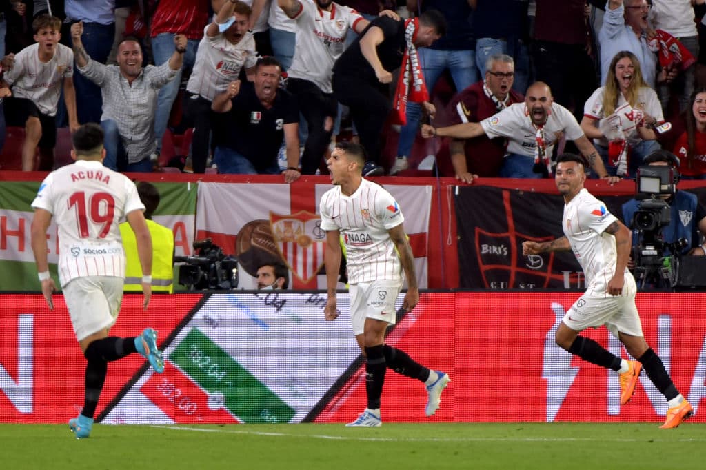 Real Madrid logró un nueva remontada y venció por 2-3 al Sevilla, que tuvo a Jesús ‘Tecatito’ Corona durante 60 minutos, y dejó encaminado el título de LaLiga de España.
<br>