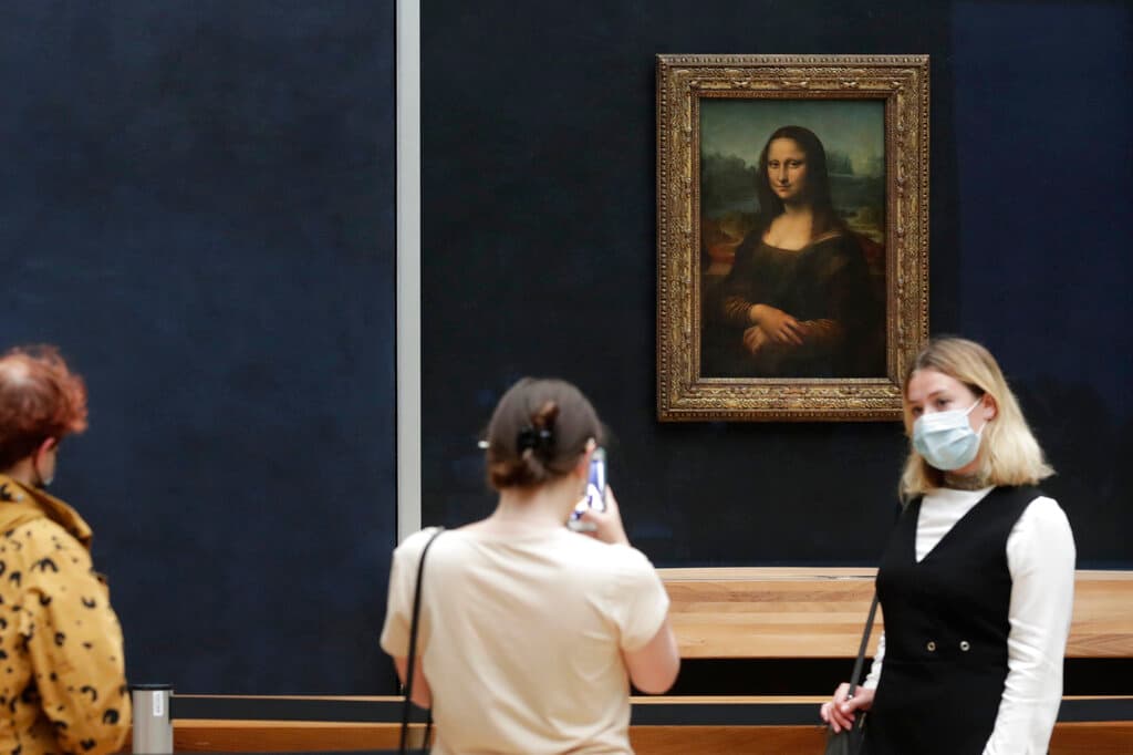 Una mujer posa y otra le toma una foto frente este miércoles frente al famoso cuadro de 'La Mona Lisa', de Leonardo Da Vinci.