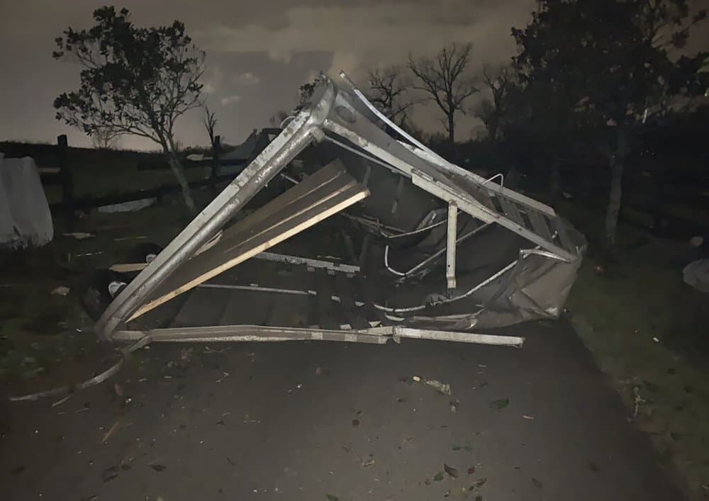 Un remolque para caballos dañado yace derribado en la Granja Hidden Acres tras el impacto del tornado en la zona de Nashville.