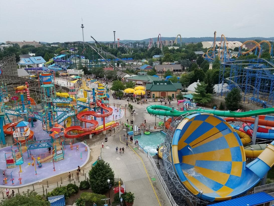 1. 
<b>Visiten un parque de atracciones</b>. Si lo tuyo son los 
<b><a href="https://www.univision.com/local/philadelphia-wuvp/localisimo/mejores-parques-atracciones-a-visitar-pensilvania-verano-2022-fotos">parques de atracciones o acuáticos</a></b>, Pensilvania cuenta con una amplia selección de opciones que harán del feriado algo inolvidable.