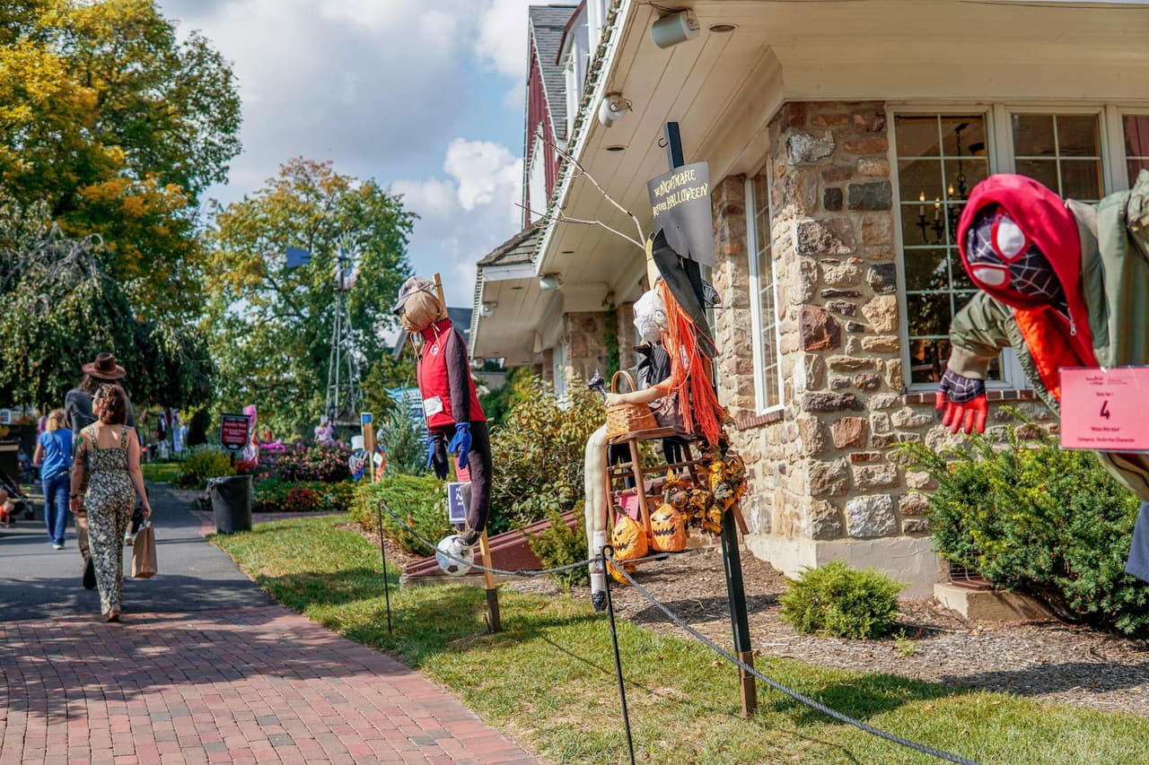 <b><a href="https://peddlersvillage.com/event/scarecrows-in-the-village/" target="_blank">Scarecrows in the Village at Peddler’s Village (hasta el 30 de octubre)</a>: </b>Durante esta competencia y exhibición de espantapájaros de ocho semanas, más de 100 espantapájaros se alinean en los senderos de este popular destino de compras y restaurantes del condado de Bucks. Los visitantes están invitados a votar por su entrada favorita entre paradas en docenas de tiendas pintorescas y restaurantes sabrosos.