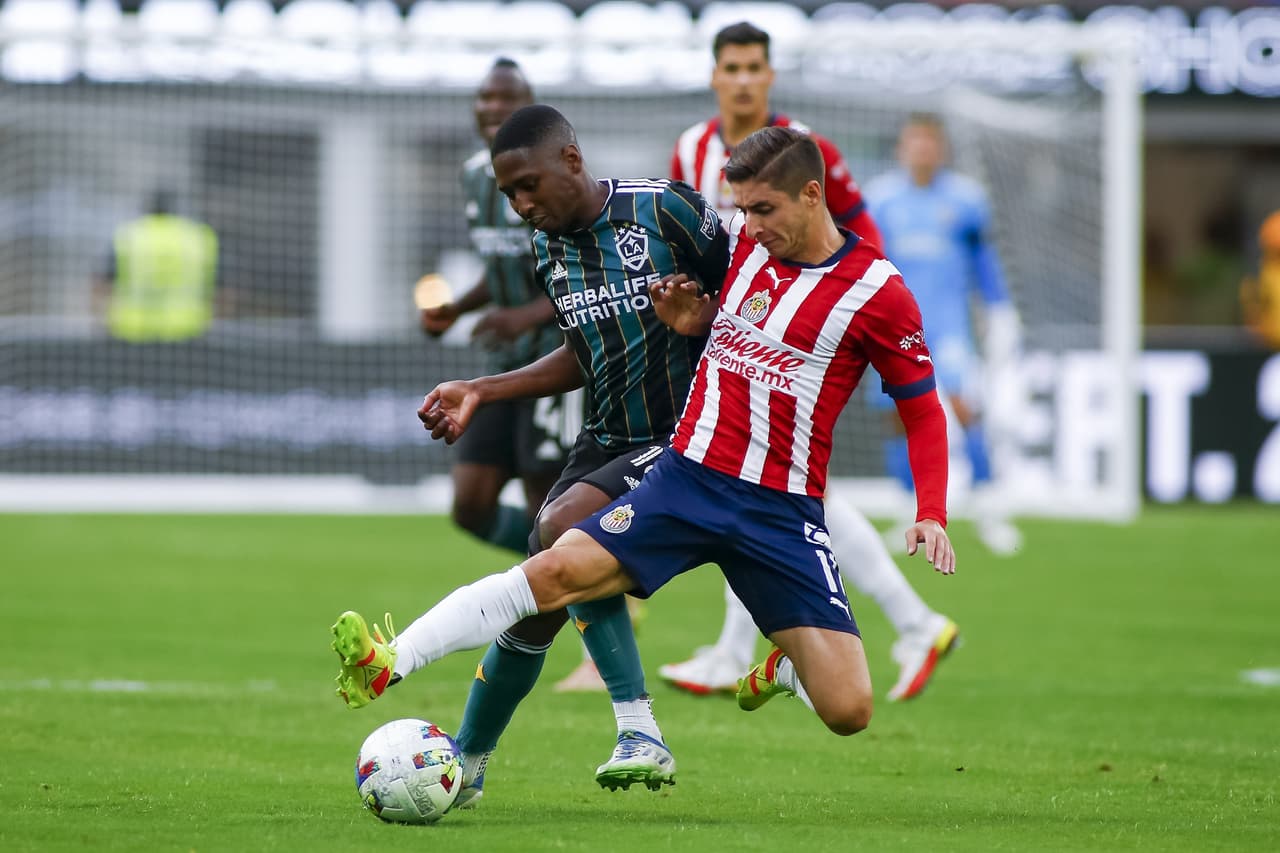 Chicharito y LA Galaxy confirmaron el mal momento de unas Chivas que siguen sin saber anotar y que otra vez se cansaron de fallar hasta que la defensa no pudo con la definición de Joveljic y un gran disparo de Pérez.