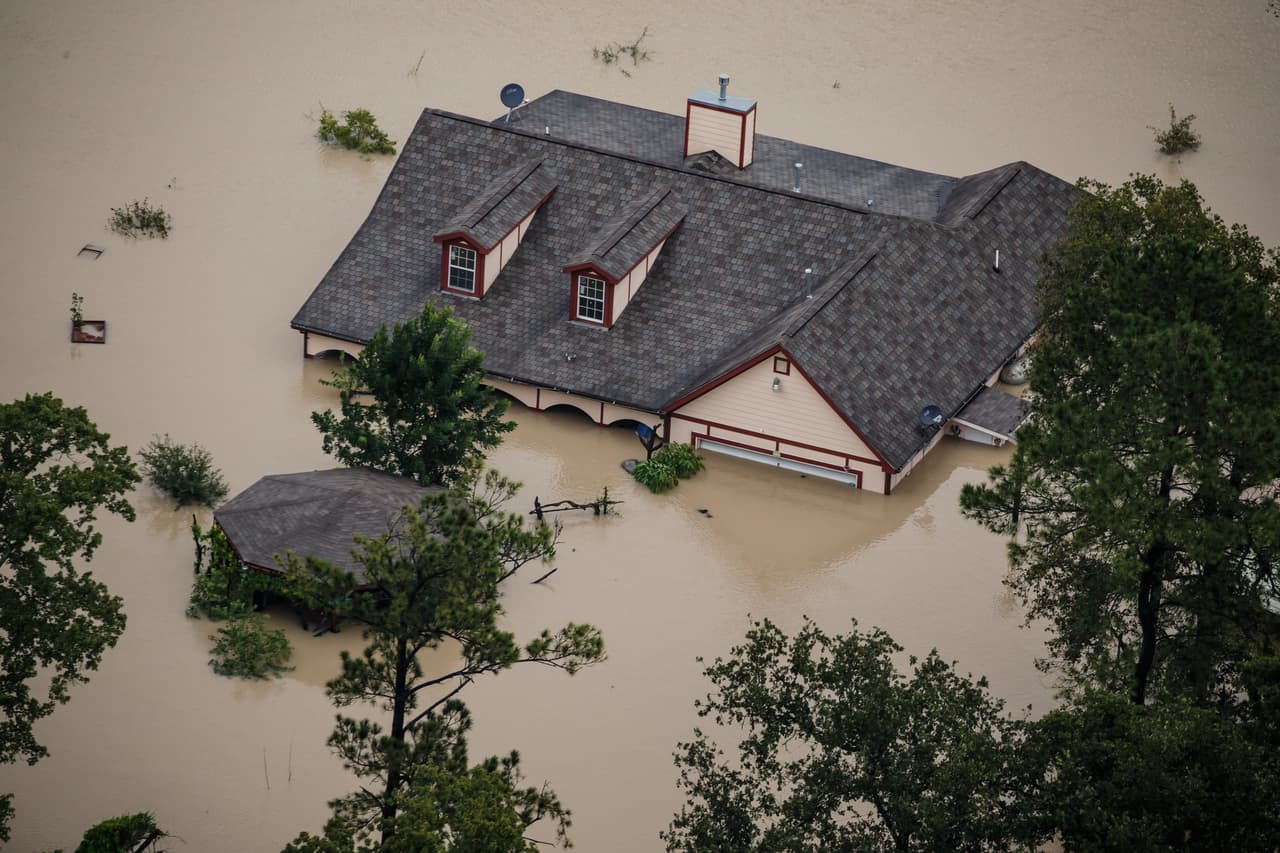 Miles de casas hasta el techo de agua en el área metropolitana de Houston.