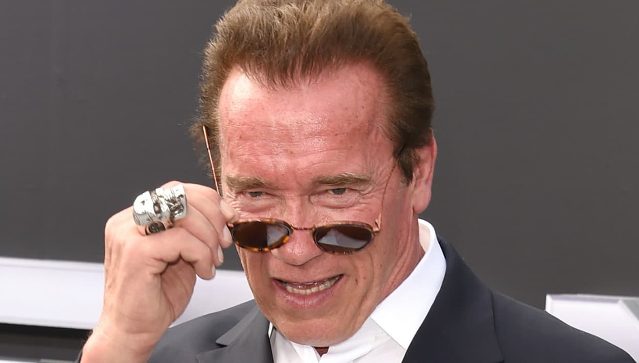 Arnold Schwarzenegger responde en Twitter qué hará en contra del "idiota" que lo pateó a traición