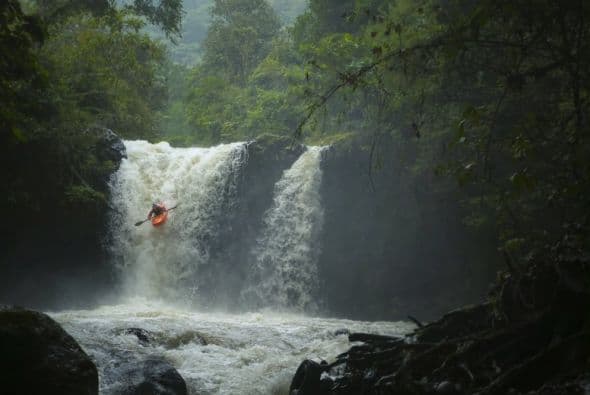 Dane Jackson desciende por una cascada durante el Primer Descenso Red Bull: Proyecto Michoacán, en Tlapacoyan, VE, México, 20 de Noviembre, 2013.