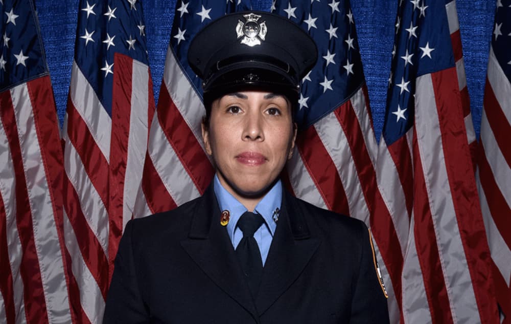 "Un sueño hecho realidad": Hispana hace historia al ser nombrada teniente en el Departamento de Bomberos de Nueva York