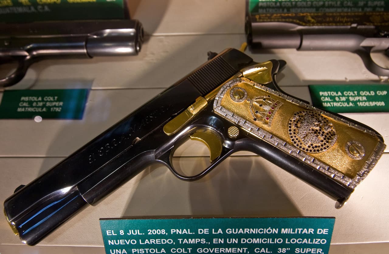 Banderas, coronas y el escudo nacional mexicano son algunos de los símbolos incrustrados en piedras preciosas que lucen las armas.