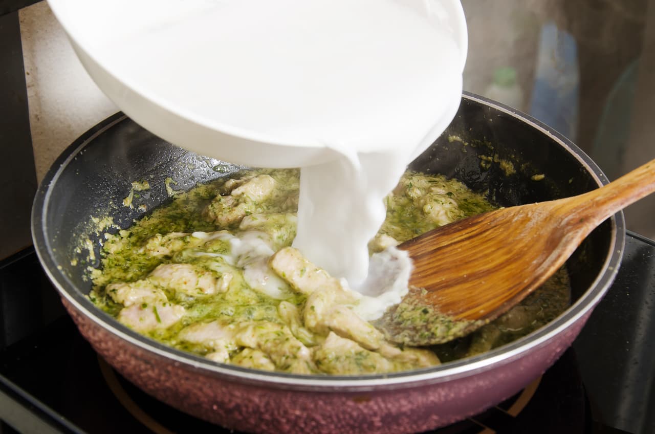 En la cocina, se usa para hacer salteados, freír, untar en el pan como si fuera mantequilla y hasta para preparar gazpachos.