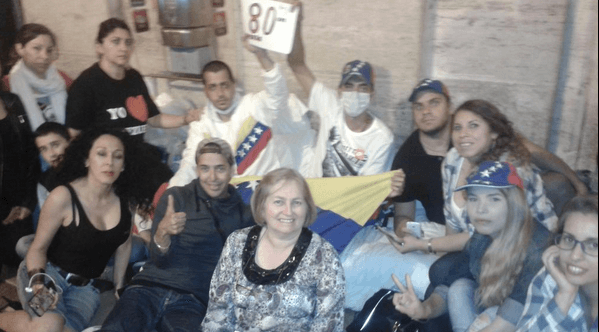 El opositor Martín Paz, junto a su compañero José Vicente García, concejales de la ciudad de San Cristobal, llevan cuatro días en huelga de hambre frente al Vaticano para pedir la mediación del papa Francisco para que el gobierno venezolano libere a los presos políticos del País.