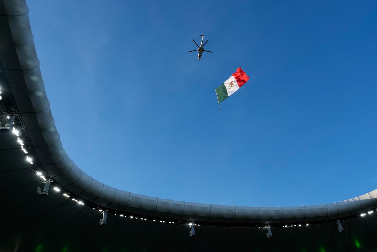 Un helicóptero vuela con una bandera de México antes del partido de fútbol del Grupo A de la Copa del Mundo entre México y Corea del Sur en Zapopan, cerca de Guadalajara, México, el jueves 18 de junio de 2026.
