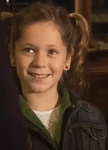 <b>Georgina Amorós</b>
<br>Es otra de las actrices de 'Élite' que empezaron su carrera desde muy temprana edad. En esta foto se le ve en 'Mano muerta llama a la puerta', producción del año 2008. Después participó en otras películas como 'Tini: El gran cambio de Violetta' y 'Es por tu bien'.