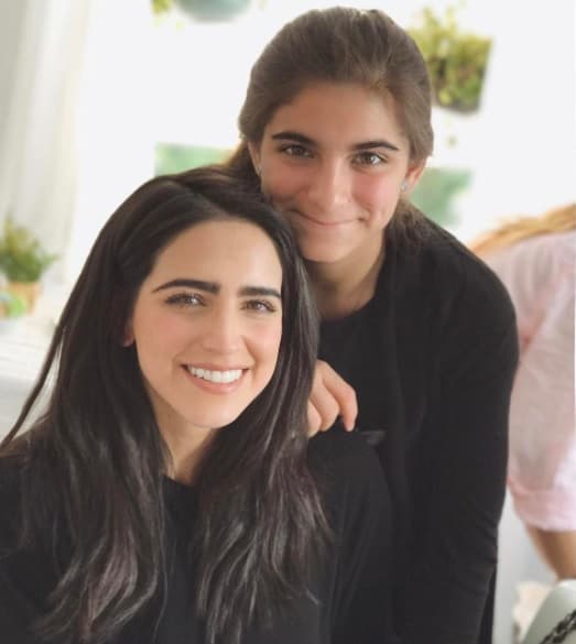 "Yo le tengo miedo a muchas cosas porque soy madre, pero 'Rosario Tijeras' no tiene miedo a nada y eso me encanta de ella", comentó la actriz, quien posa con su hija Alexa, incluso publicó en la foto que no parecen madre e hija: "Parecemos hermanas o eso nos dicen en la calle". La actriz se convirtió en madre cuando tenía 19 años de edad.