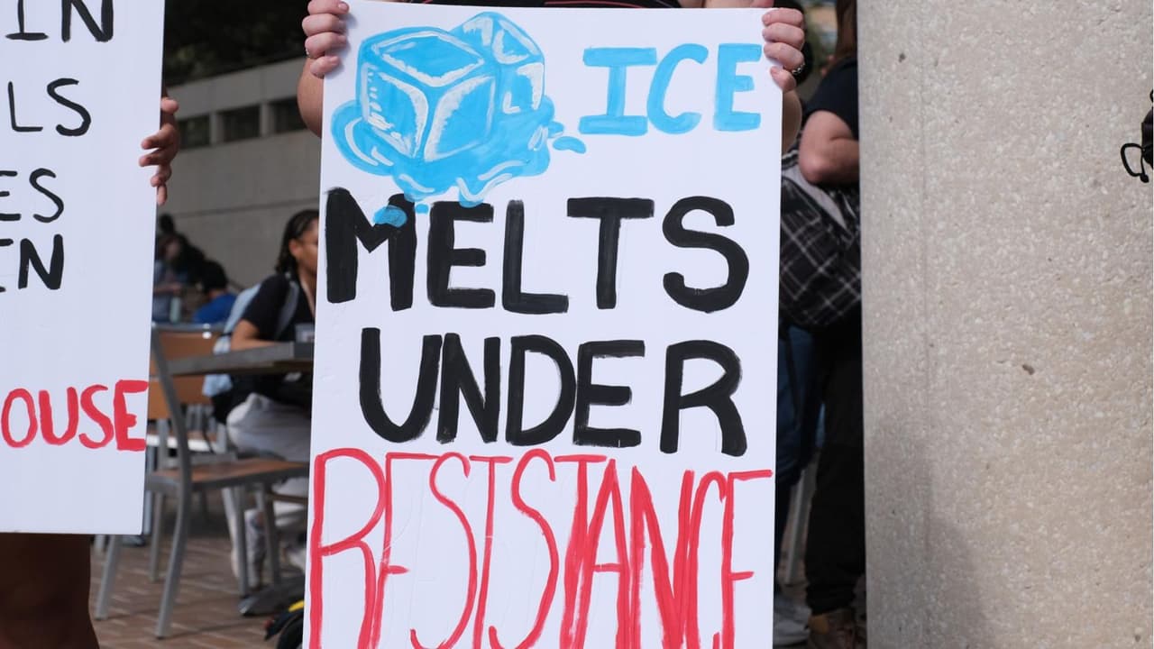 En una pancarta, utilizaron la analogía de la palabra 
<i>ice</i> (hielo, en inglés), para declarar que se derrite bajo la resistencia. Este letrero fue para expresar su rechazo contra la agencia migratoria ICE.