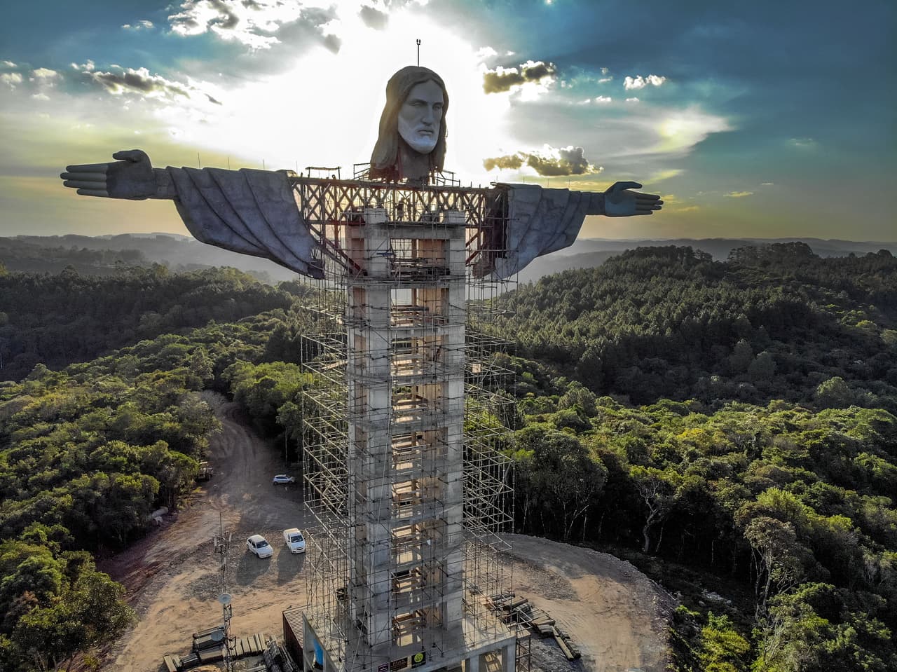 Así avanza la construcción de la estatua del Cristo Protector, en Encantado, Brasil. La obra, erigida en el Cerro de las Antenas e ideada por un sacerdote de la ciudad, busca “transmitir la fe del pueblo de Encantado e impulsar el turismo de la región”.