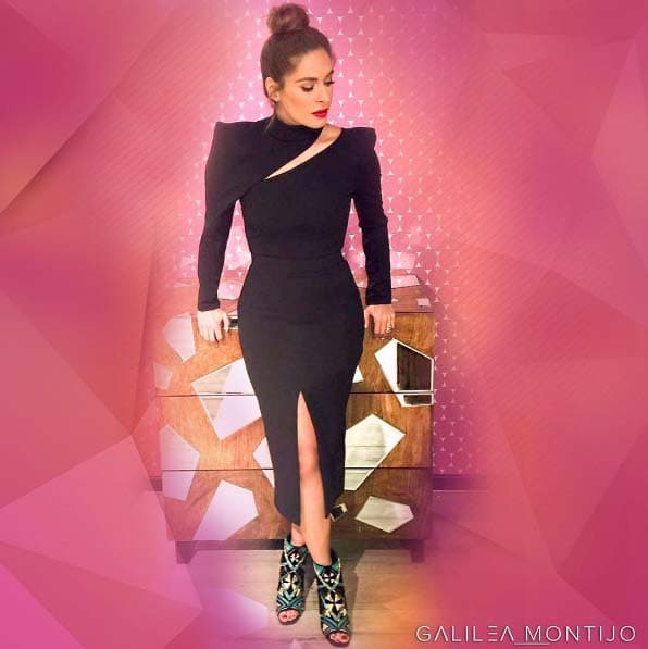 Los zapatos le dan el toque de color perfecto a su vestido negro.