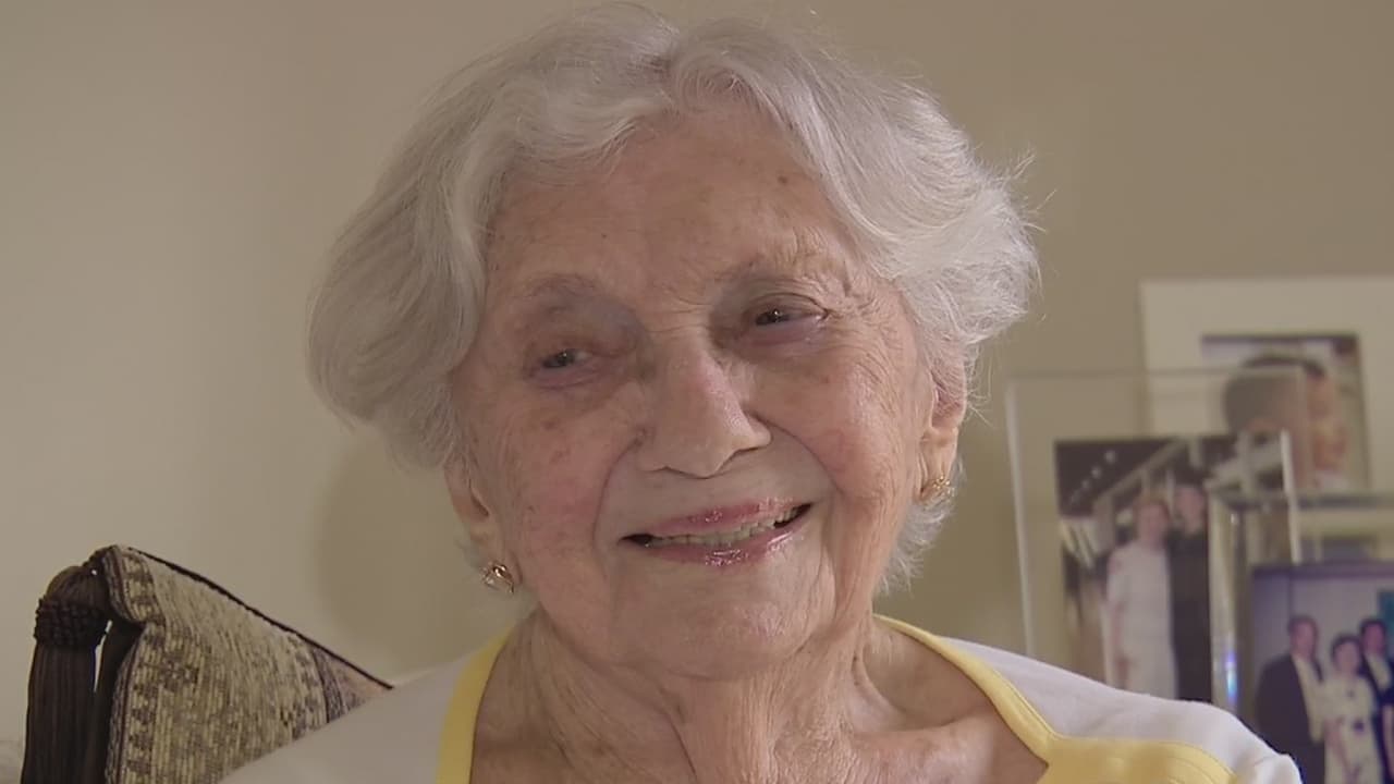 Mujer de cien años y sobreviviente del Holocausto se hace ciudadana para poder votar