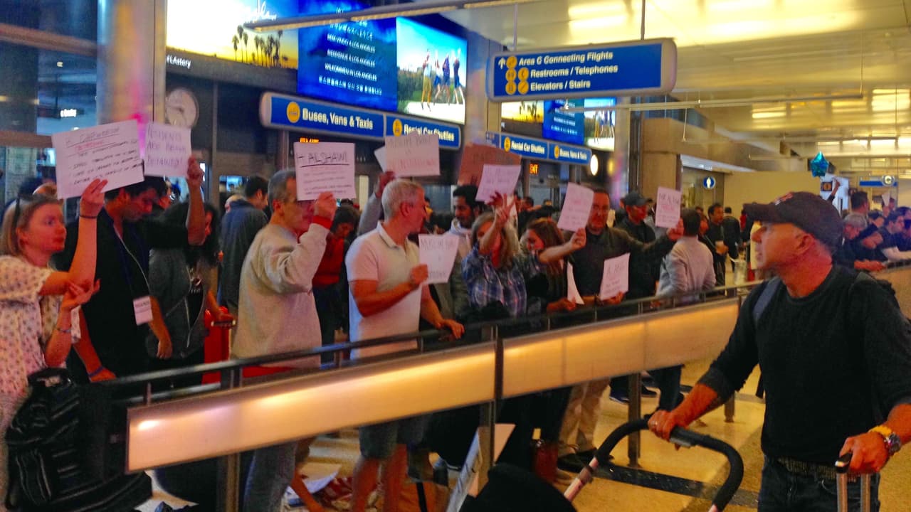 Los pasajeros que arribaban al LAX eran recibidos con letreros en contra al veto de musulmanes.
